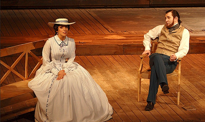 На сцене театра