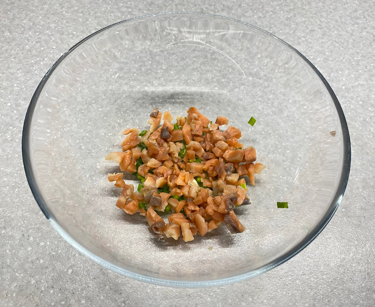 Слоеный салат с красной икрой и креветками - рецепт