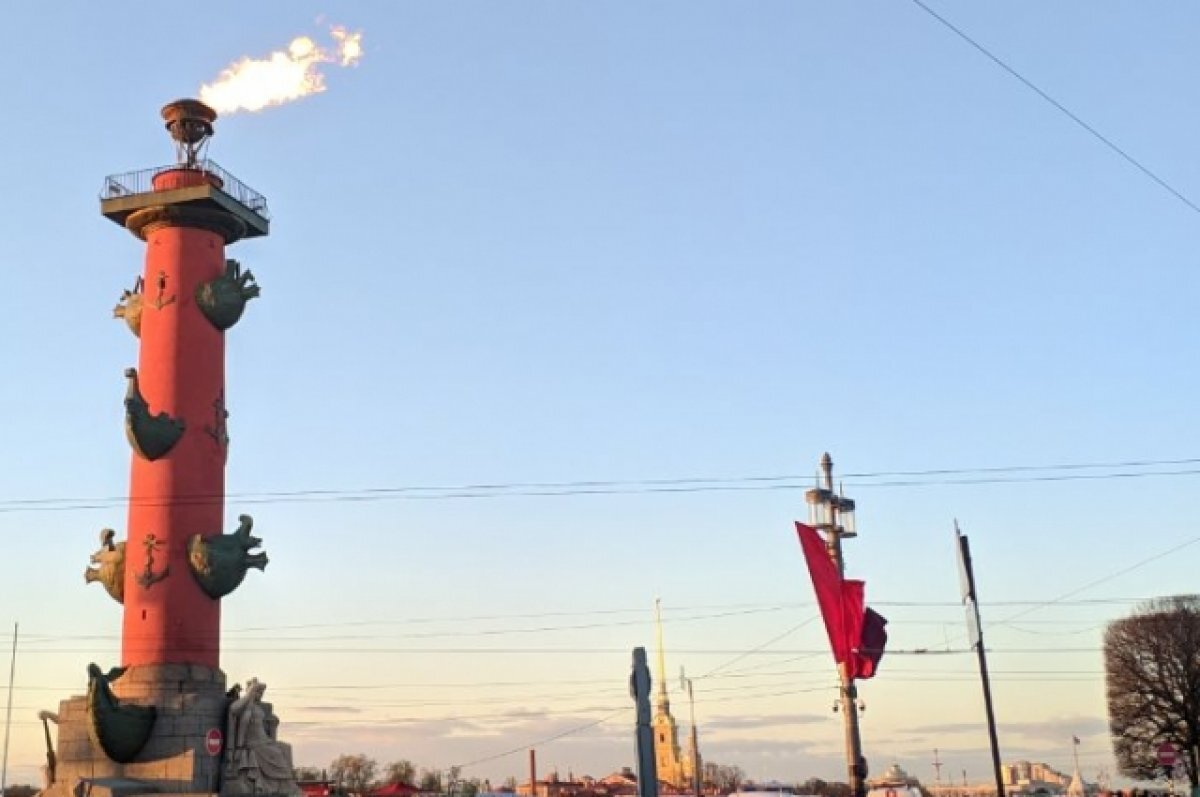    Огни на Ростральных колоннах Петербурга зажгут 18 января два раза