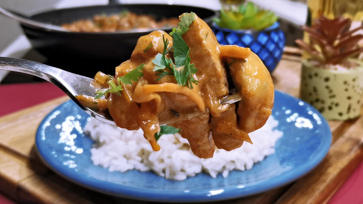 Мясо по-купечески с грибами в сковороде – кулинарный рецепт