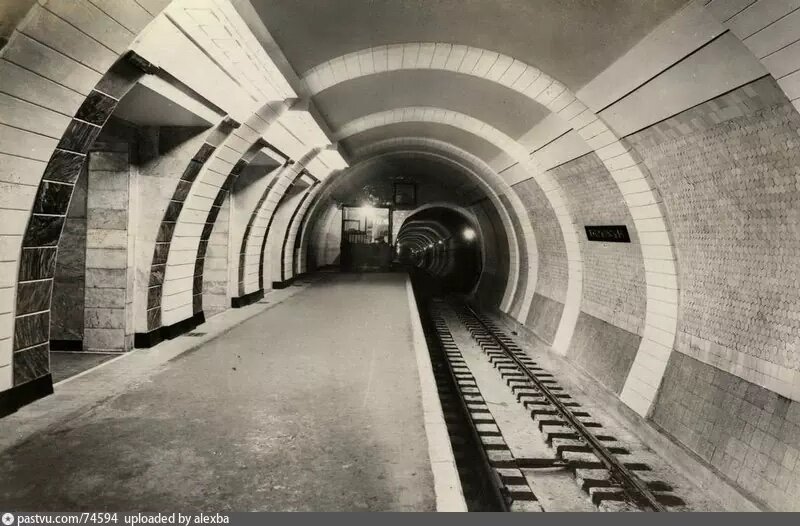 Оформление боковой платформы в сторону "Охотного ряда", 1935. С сайта www.pastvu.com.