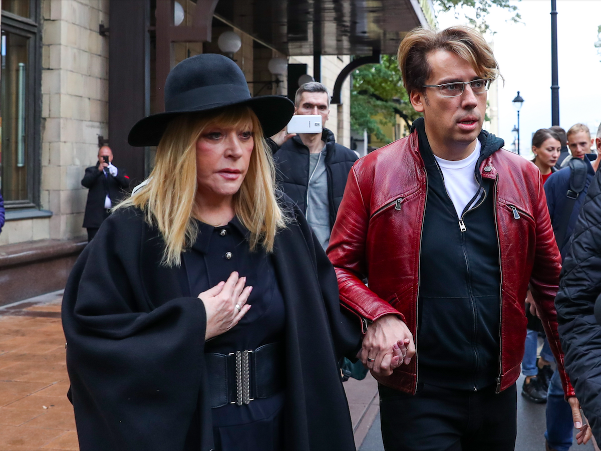 Решил ограничиться фотографией этой пары потому, что уехавших и наговоривших актëров и певцов очень много и все в один коллаж просто не поместятся. Взято из открытых источников. 