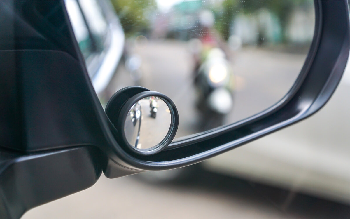 Зеркало для слепых зон помогает улучшить видимость водителя, отражая предметы, которые могут привести к потенциальному столкновению сбоку и сзади.