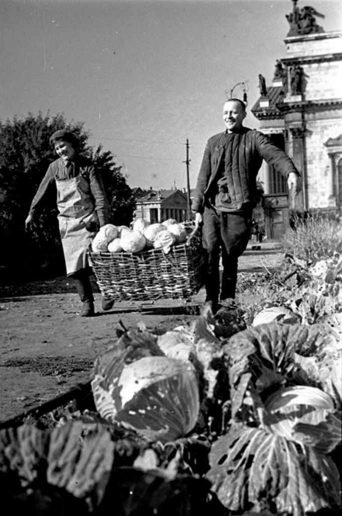 Жизнь блокадного Ленинграда. Сотрудники госпиталя Е. Скарионова и М. Бакулин несут капусту, выращенную на огород у Исаакиевского собора. 1942 год.