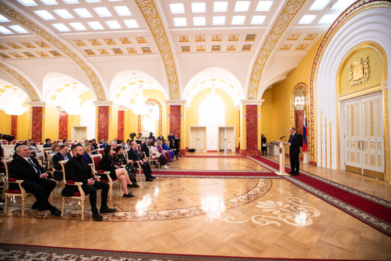    Денис Паслер пожелал журналистам новых ярких проектов, творчества и удачи Марина Шарт