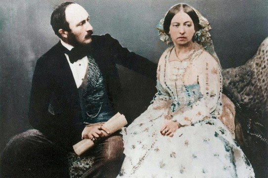     Халат мужа и фотография фаворита: что ещё королева Виктория приказала положить в свой гроб