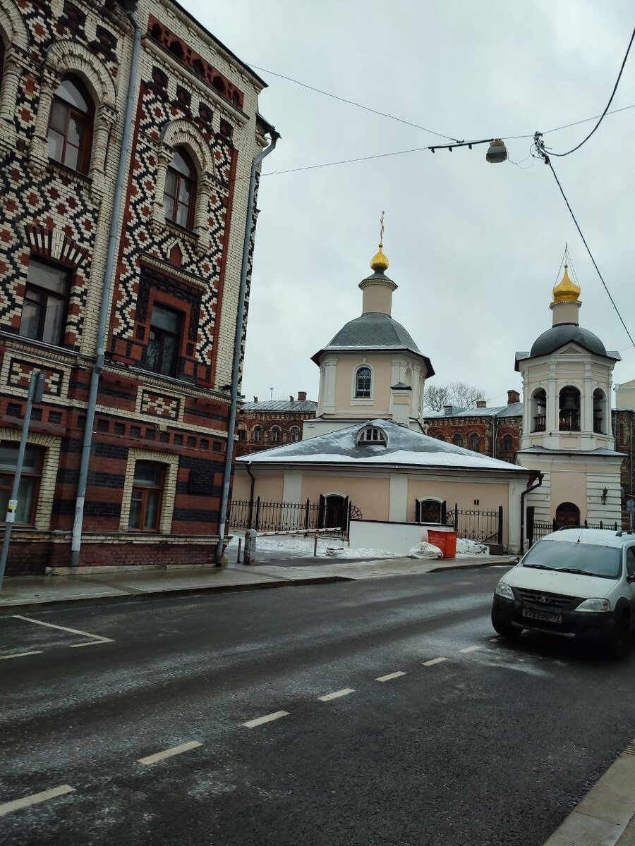 Крапивенский переулок после поворота с Петровского бульвара