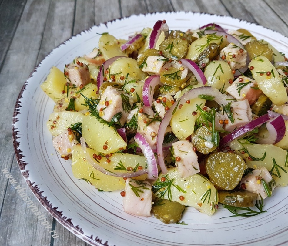 картофель с солеными огурцами. картошка с огурцами. картофель с солеными огурцами. картошка с огурцами солеными. картофель с малосольными огурцами.