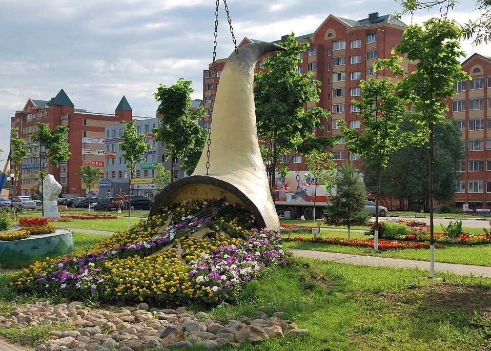 Как тебе такая идея для цветника? Ну, не так помпезно...но обыграть можно... Это, кстати, в Дмитрове!