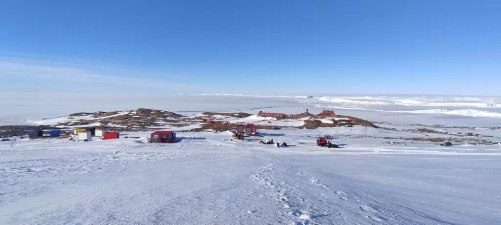 Антарктическая станция «Гора Вечерняя» находится на побережье моря Космонавтов