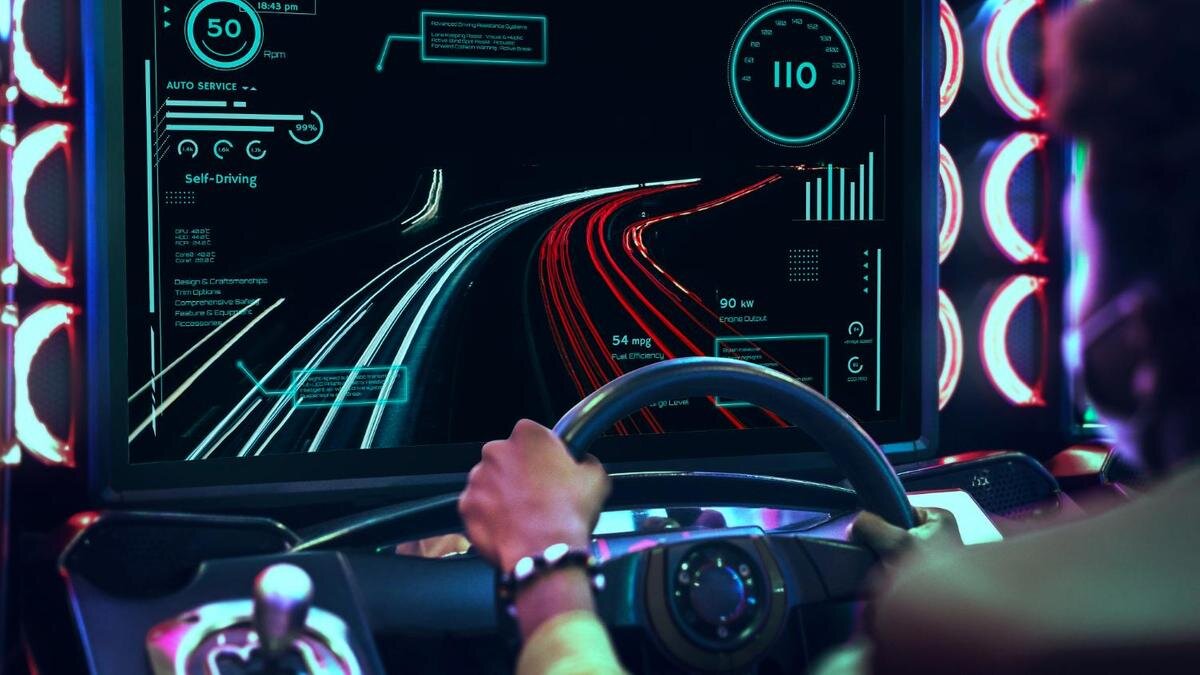    Геймер играет в игру с рулем:Freepik