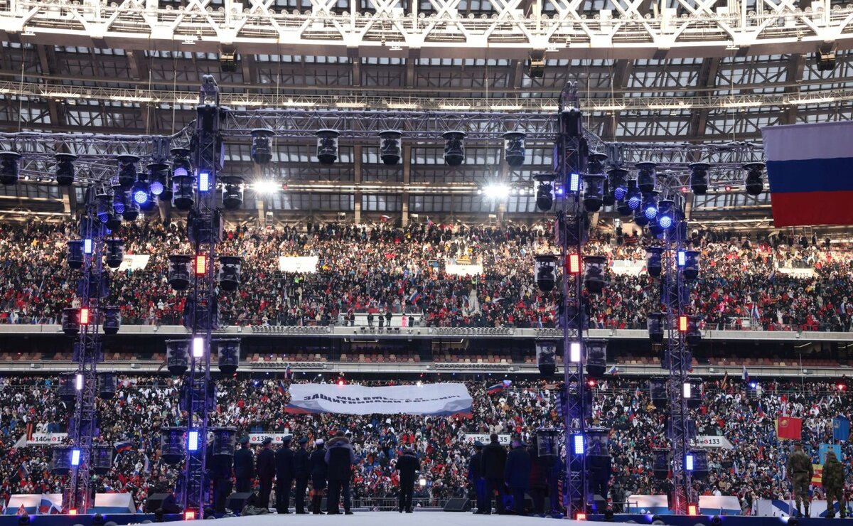    В Лужниках начался митинг-концерт к 23 февраля, ожидается выступление президента