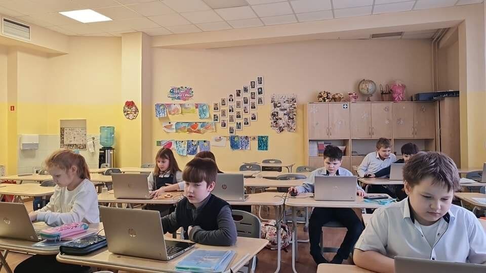 Ученики выполняют экспериментальное задание