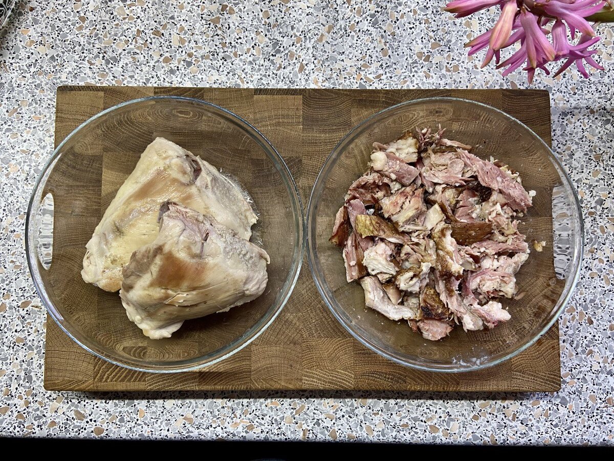 На 2.5 литра супа 200 г мяса с рёбрышек и 2 куриных бедра (без кожи)