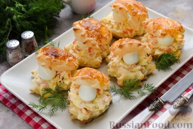 тесто слоеное, крабовые палочки, сыр плавленый, яйца перепелиные, яйца куриные, майонез, чеснок, соль, перец чёрный молотый, масло растительное