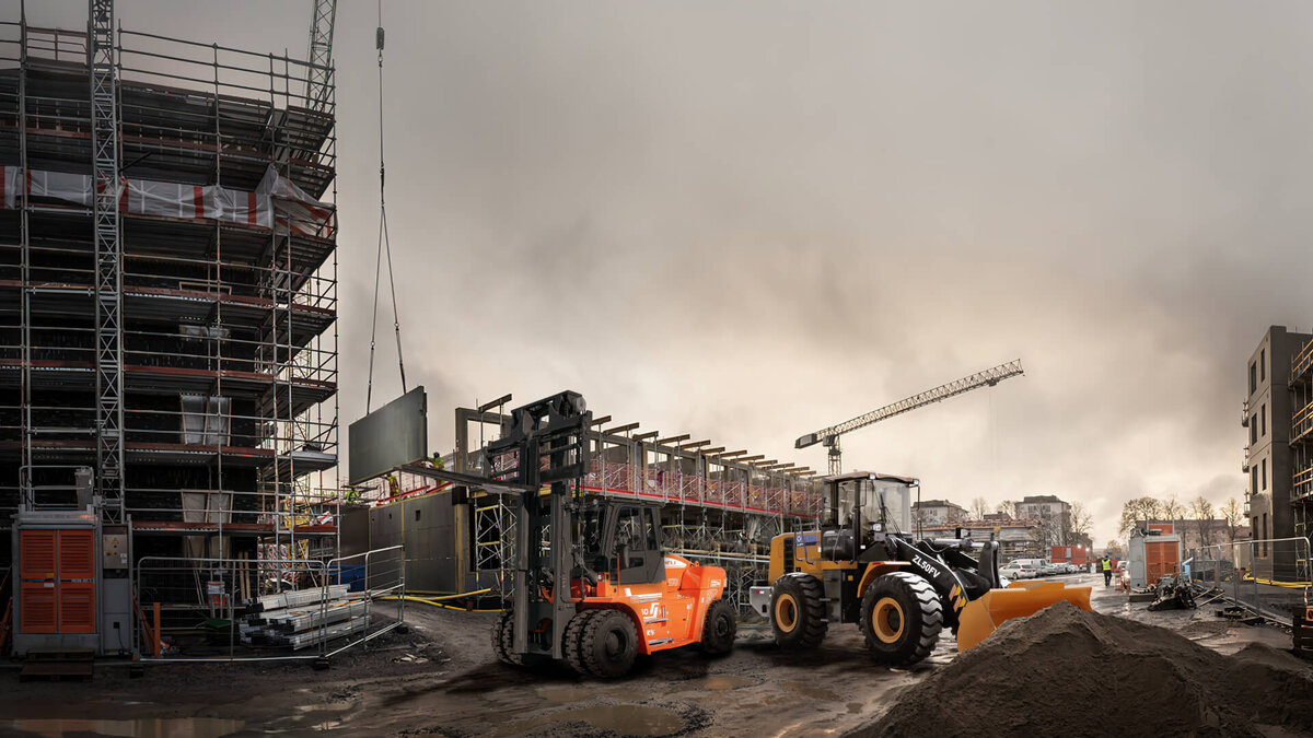 Пример вилочного и ковшового погрузчиков категории D