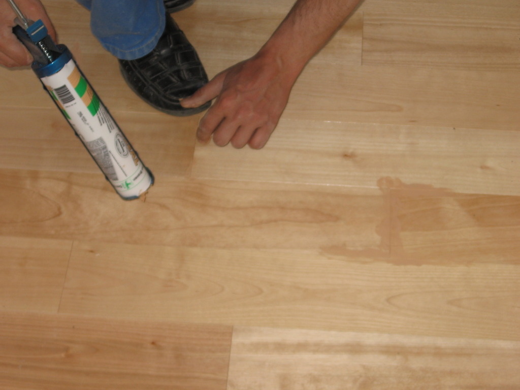 Ремонт мелких поверхностных дефектов , образующихся после удаления маркеров, снятия опалубки, из-за движения транспорта. К ним относятся мелкие трещины, выпуклости, выбоины на верхнем слое пола.