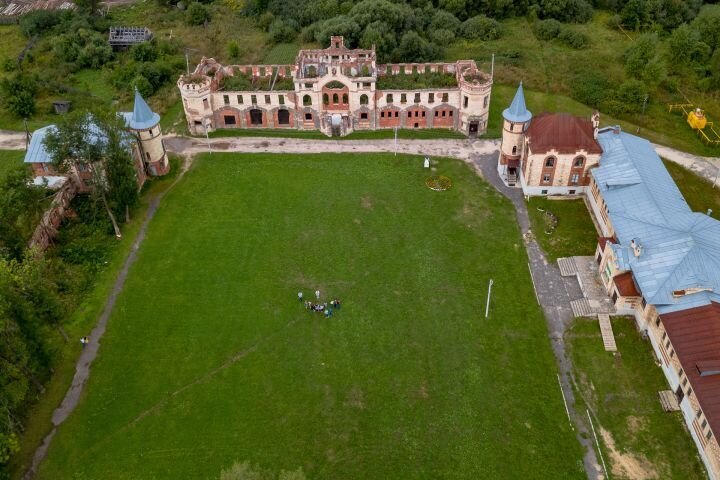 Полка в готическом стиле