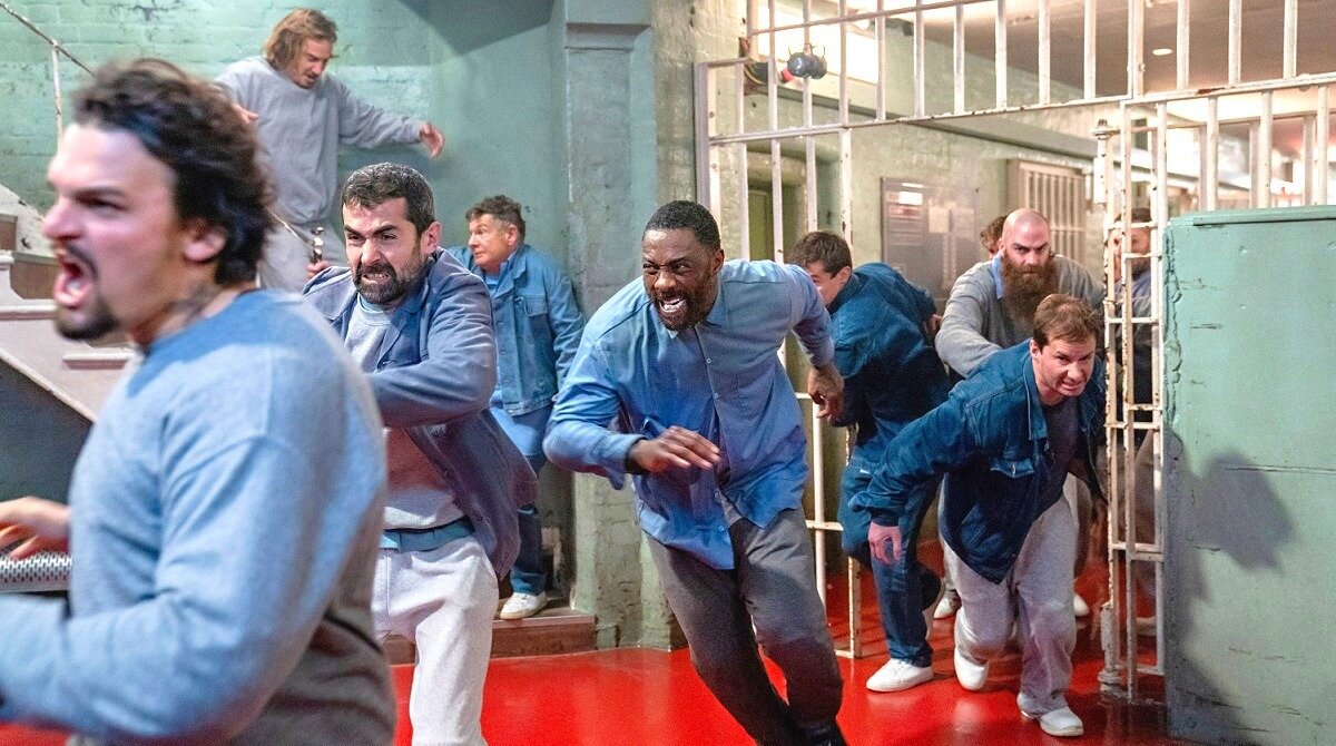 Художник Дж. Удачный. "Трудовые Резервы тоже бегут". Холст, порванная пасть, выколотые моргалы.