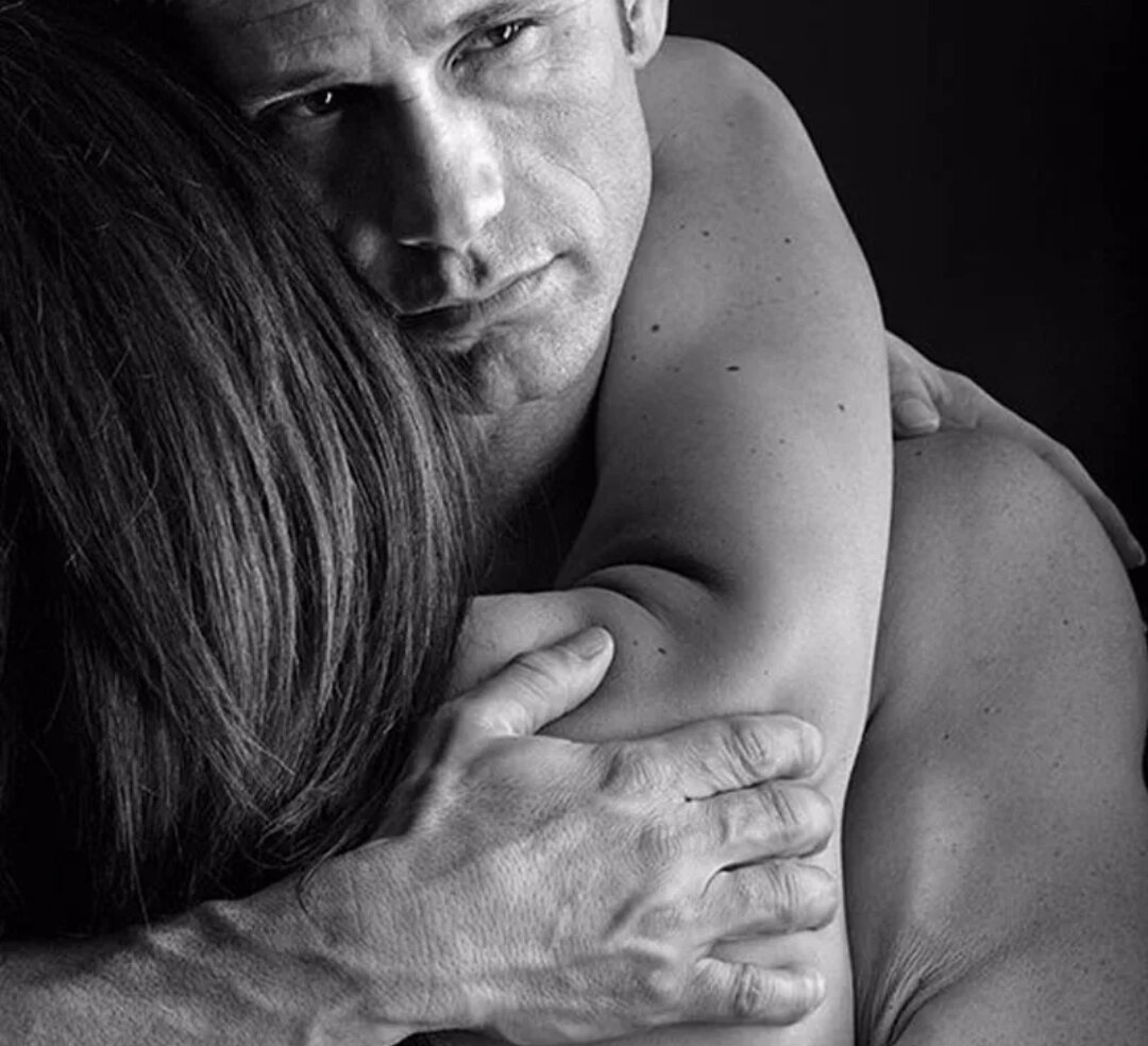 Изображение со страницы https://shutniks.com/kartinki/5045-paren-szadi-obnimaet-devushku-25-kartinok