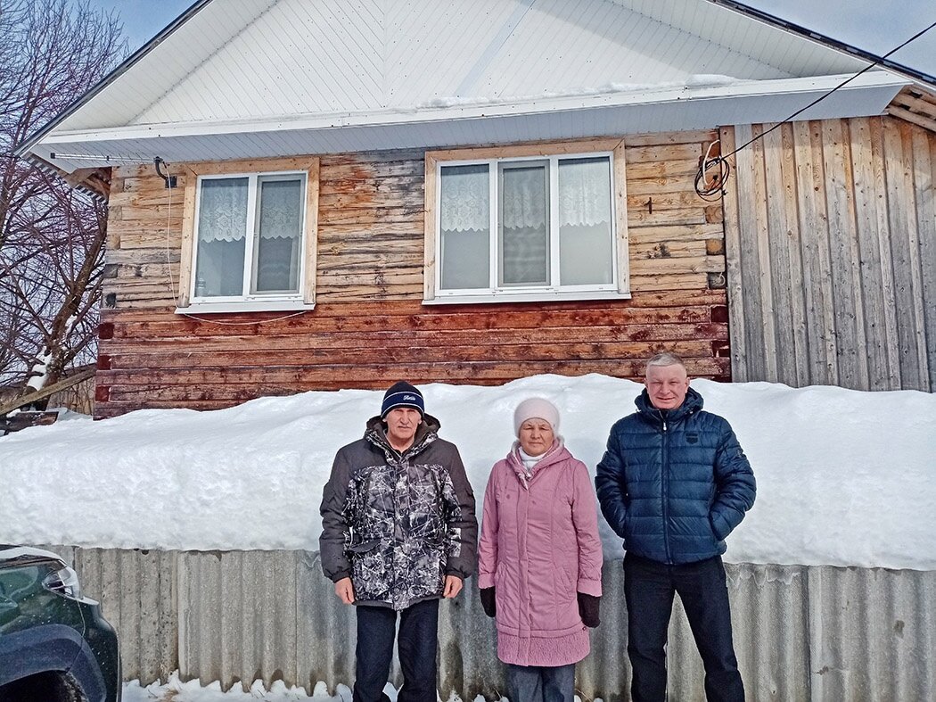 Василий Андреевич Терёшин, Светлана Александровна Тихонова и Алексей Владимирович Тихонов у дома Тихоновых в Туге