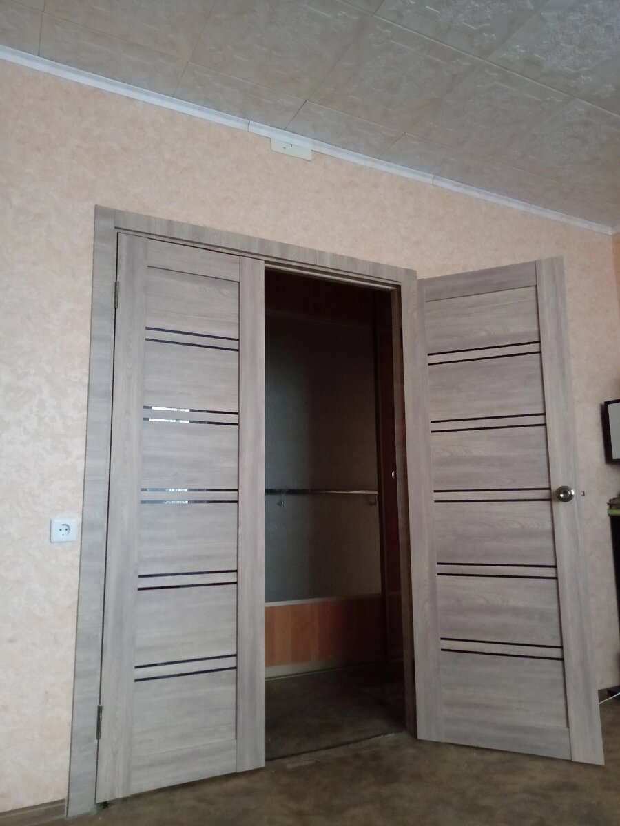 Левое полотно на 60, правое на 70