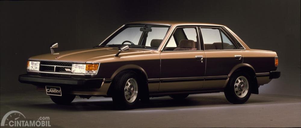 Поколение «0» — Celica Camry Годы выпуска: 1980–1982
Двигатели: L4 бензин 1.6–2.0 (12T-U, 13TU и 18ER-GEU для версии GT DOHC)
Мощность: 88–135 л.с.