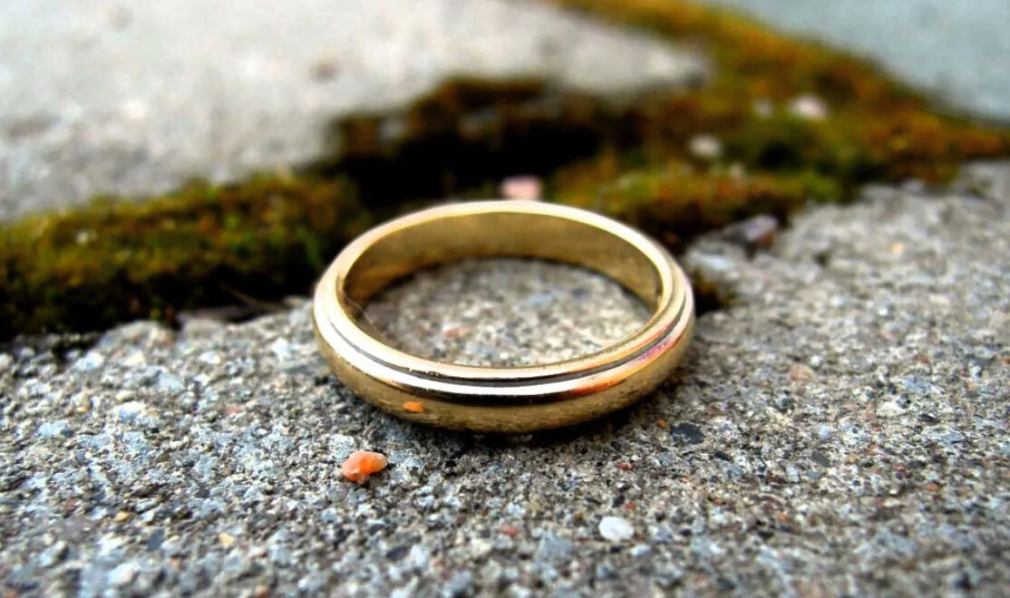 
Как известно обручальное кольцо это необычное украшение, оно является мощным оберегом семейного счастья.-2