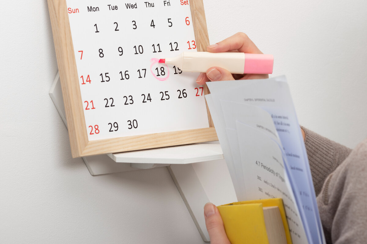 https://www.freepik.com/free-photo/close-up-still-life-hard-exams_23668652.htm