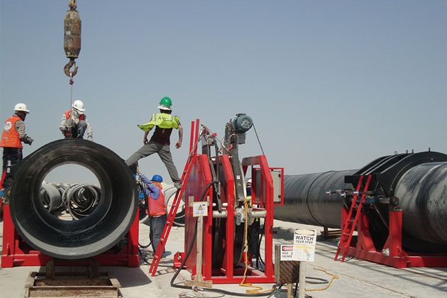 Если необходимо произвести монтаж, ремонт или обслуживание современного трубопровода, то аппарат для сварки пластиковых труб незаменим. Слово «современный» в данном случае употребляется не просто так. Ведь пластик – это более гигиеничный и инновационный материал. Он не подвержен коррозиям, может использоваться для монтажа сантехнических, канализационных коммуникаций, газопроводов, подлежит оперативному ремонту. Именно поэтому аппараты для сварки пластиковых труб являются наиболее востребованными среди профессионалов.