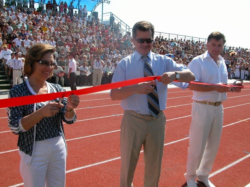 МКУ «Красноярский районный архив». с. Красный Яр. Открытие спортивного комплекса "Южный". На переднем плане, слева направо чемпионка Олимпийских игр, Заслуженный мастер спорта по фигурному катанию Роднина И.К., губернатор Астраханской области Жилкин А.А., мэр города Астрахани Боженов С.А. 09.07.2005 (МКУ КРА. Ф.51 Оп.2 Д.272).