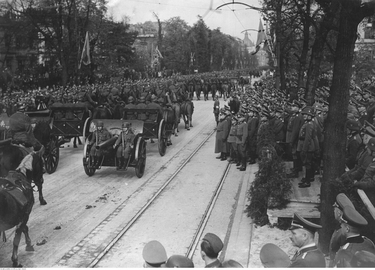 Фото из общедоступных и бесплатных интернет-источников Парад немецких войск 5 октября 1939 года в Варшаве, в честь окончания Польской компании
 Источник: https://kulturologia.ru/blogs/230419/42910/