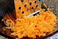 Отварите морковь в течение 25 минут на среднем огне. Остудите, очистите и потрите на крупной терке.