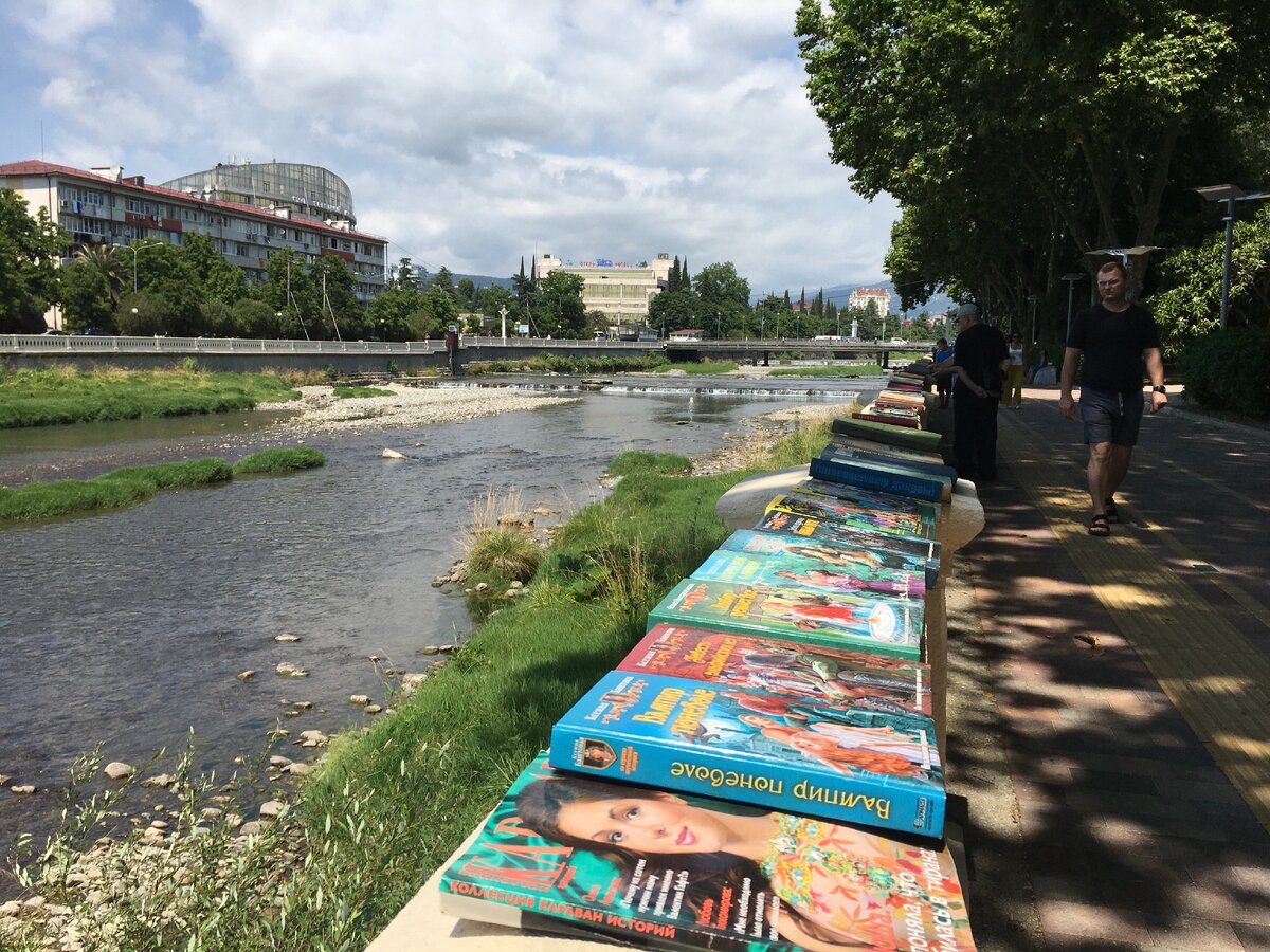 Кто-то распродает старую библиотеку