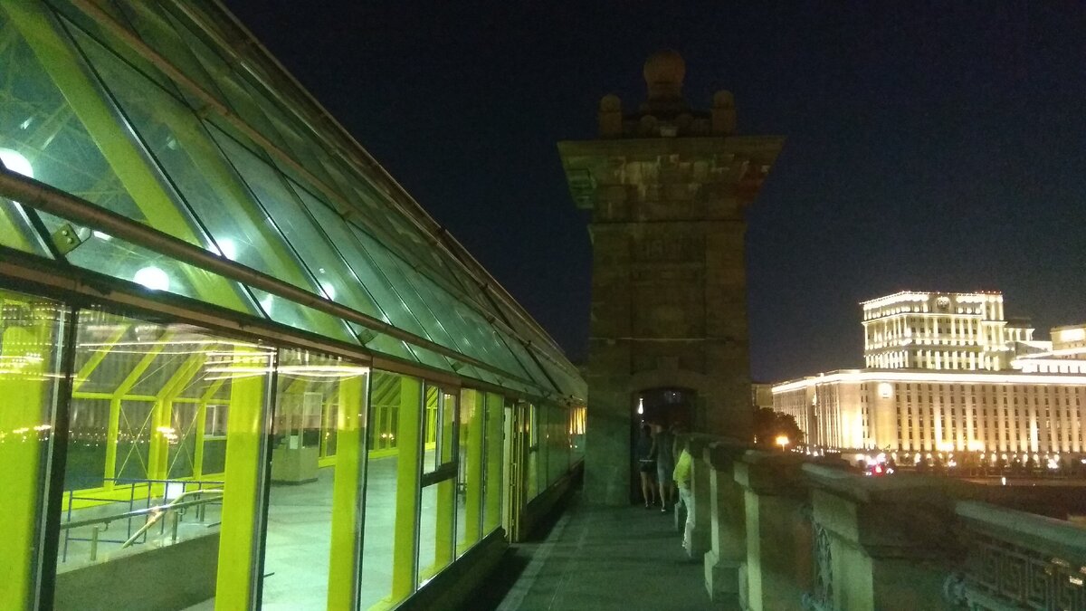 Народ гуляет и любуется видами.