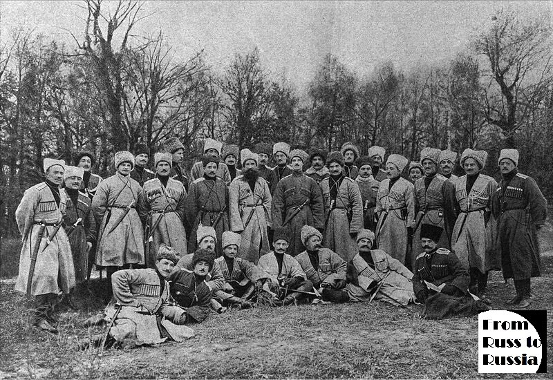  Офицеры 2-й бригады "Дикой дивизии" и Великий князь Михаил Александрович (в центре), ноябрь 1914 года. 