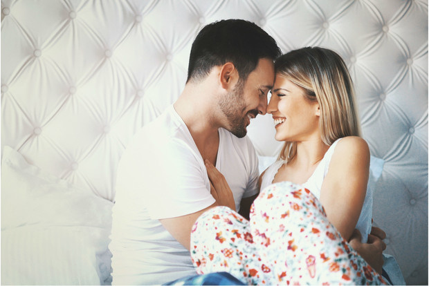 Редкий мужчина попросит вас об акробатических трюках или наличии плетки в спальне. Хотя, если вы не против такого развития событий, то флаг вам в руки: никто вас не осудит. Однако, правда в том, что наклонности и желания большинства парней все же намного более предсказуемы. Мы хотим немного остроты, немного нежности и немного разнообразия. 
Довольно просто, не так ли? Давайте поговорим о том, как реализовать эти пожелания в жизни.