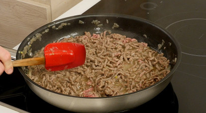 измельченный лук обжарить на смеси оливкового и сливочного масла до прозрачности. Добавить фарш и готовить, помешивая, 5 минут, пока он не перестанет быть розовым.