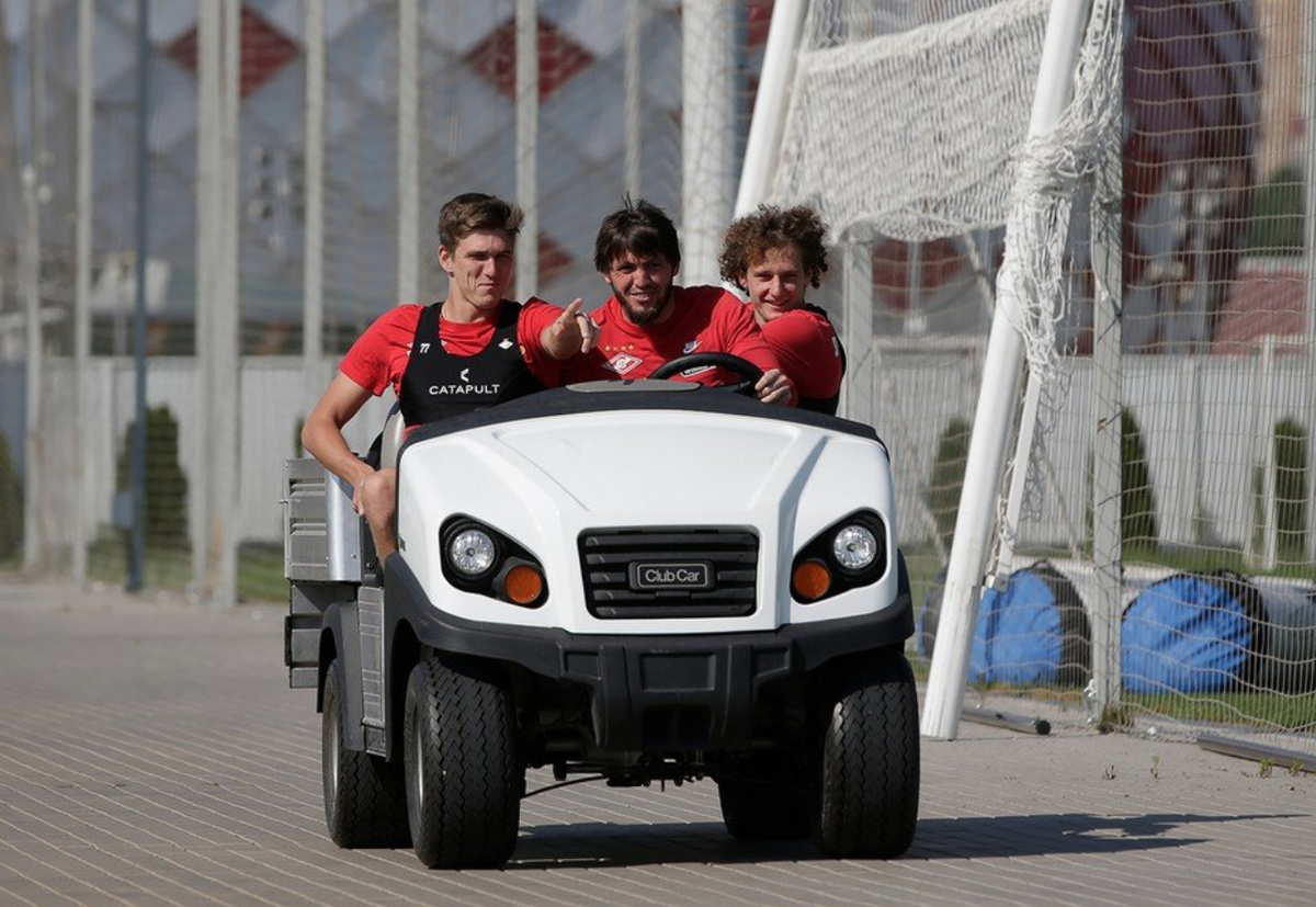 Резиуан Мирзов (за рулем), Александр Соболев (слева) и Алекс Крал. Фото twitter.com/fcsm_eng