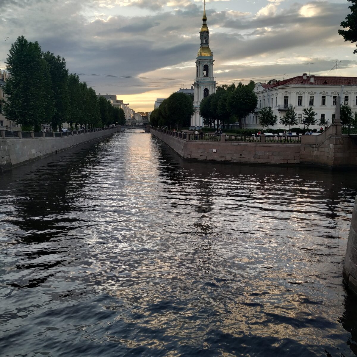 Закатное летнее небо в любимом городе (фото автора).