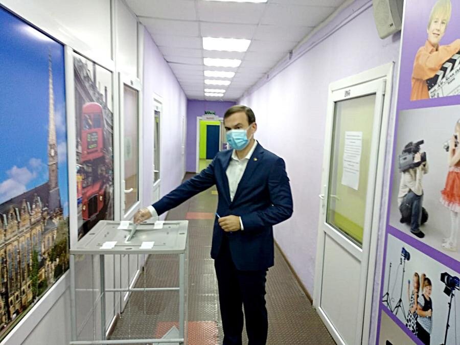 Юрий Афонин голосует на УИК 29 июня 2020 года. Фото: тульский обком КПРФ