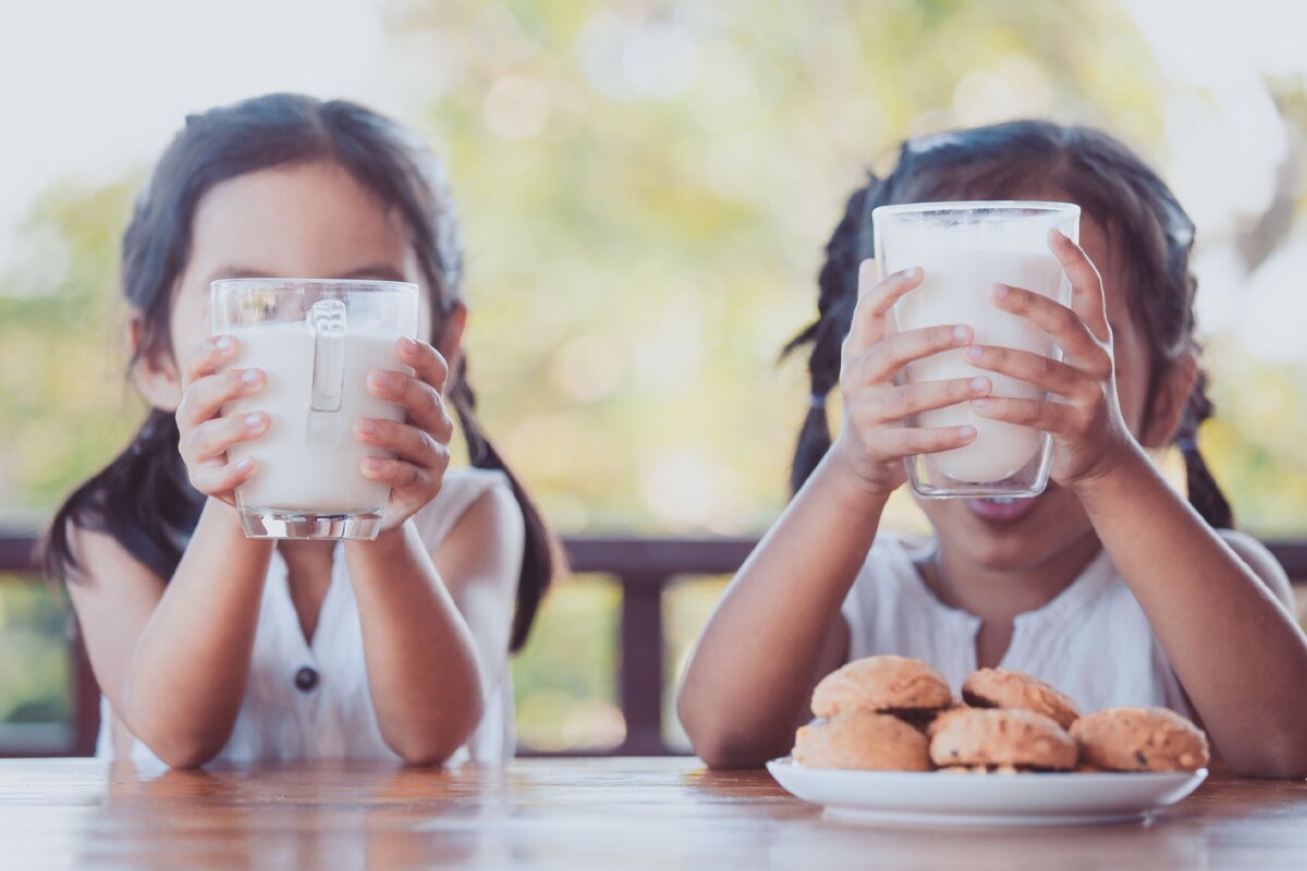 I drink milk for breakfast. Ребенок держит стакан. Two Glasses of Milk. 2 Glasses of Milk.