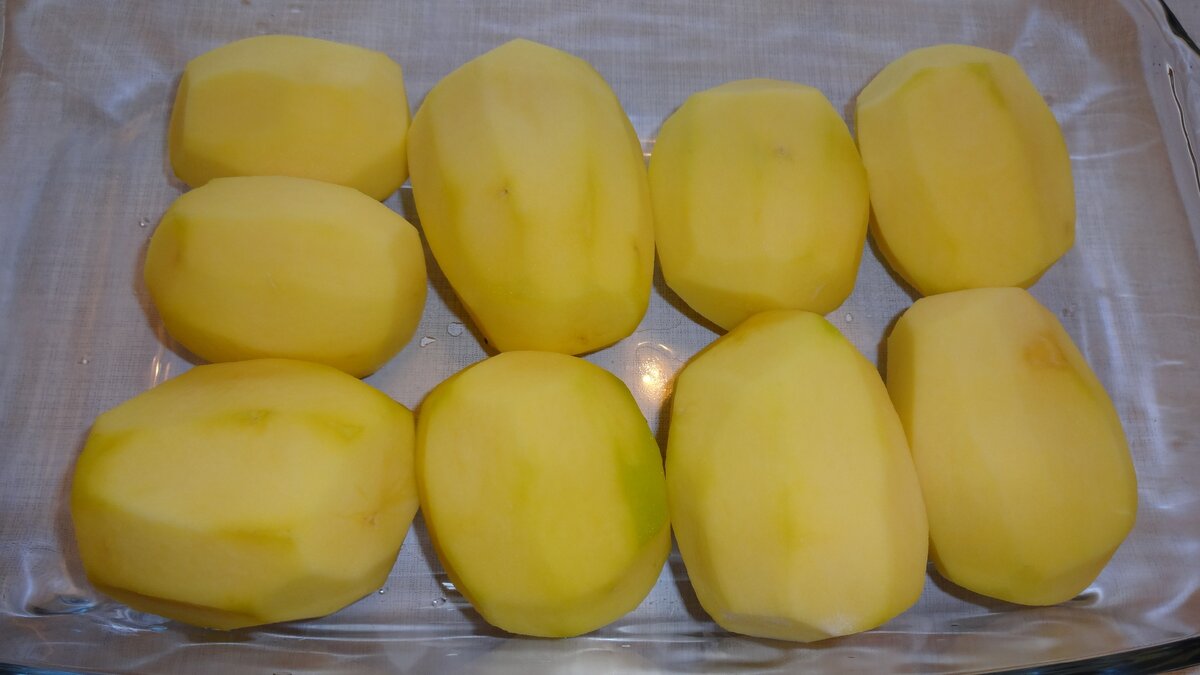 Картофель помойте и почистите.