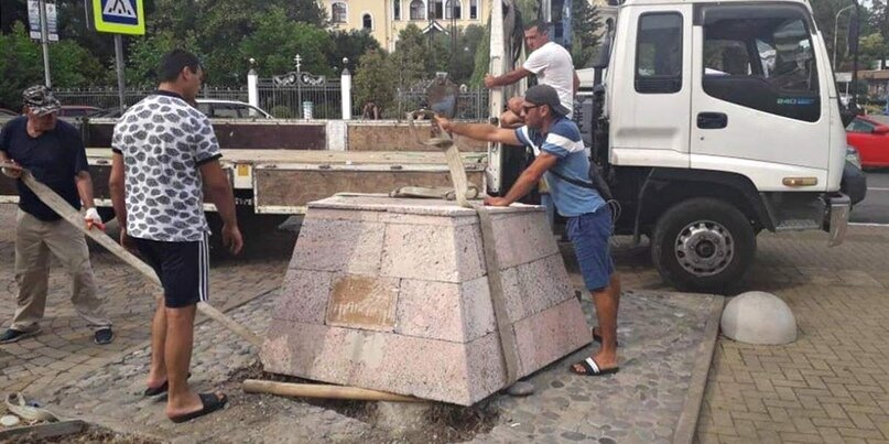 Момент демонтажа монумента