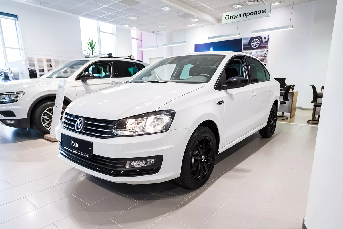 Фольксваген поло официальные дилеры москва. Polo sedan 2015 белый. Фольксваген поло в автосалоне. Volkswagen Polo respect. Фольксваген поло оф дилер