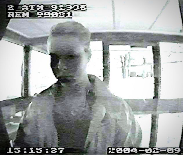 Одна из фотографий на камере видеонаблюдения банкомата
