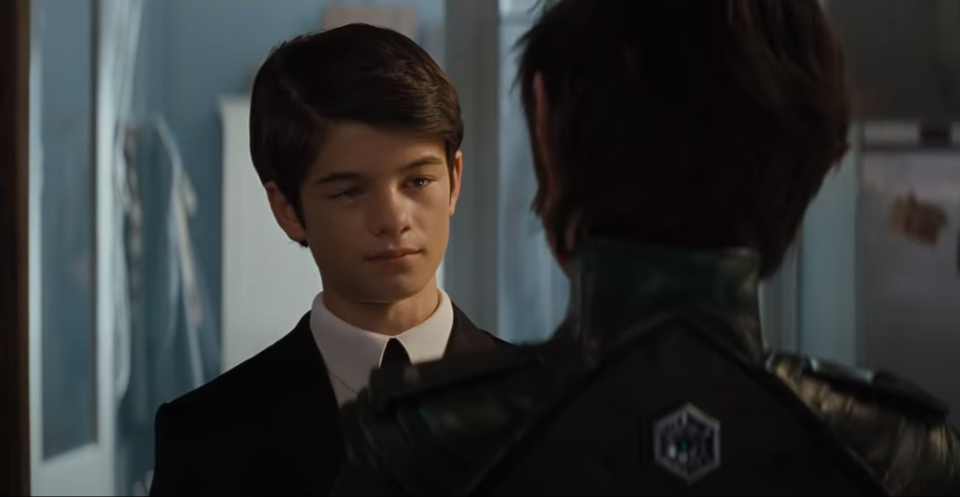 Укрытый от посторонних глаз глубоко под поверхностью земной коры таится целый мир, населенный гномами, эльфами, пикси, лепреконами, брауни и другими волшебными существами. Они спрятались от людей и создали свою цивилизацию. Их тайна так и оставалась бы нераскрытой, если бы не юный Артемис Фаул - прирожденный мошенник и единственный наследник древнего рода криминальных гениев. Он сумел не только найти доказательства существования подземного мира, но и придумал дерзкий план, как ограбить его обитателей.