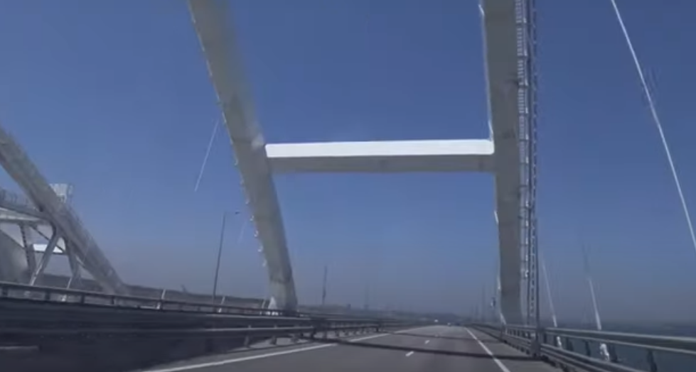 За 40 км. до первой остановки перед Крымским Мостом с нами случилась неприятность. На нашем автомобиле во время движения перезапустился стартер, где-то в проводке произошло короткое замыкание, от которого наш автомобиль загорелся под капотом. Нам повезло что заправка была от нас в 10-15 сек. езды во время возгорания, мы заехали на неё и потушили автомобиль. Но нельзя сказать что мы заехали, мы ДОКАТИЛИСЬ и потушили автомобиль. На АЗС мы вызвали эвакуатор, который стоил нам до первой станции ТО в Керчи. В Керчи нам оказали первоклассный сервис, машину поставили на колёса через 1.5-2 часа.  