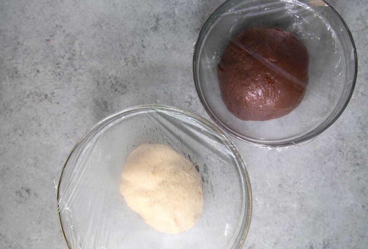 Тесто белое и темное