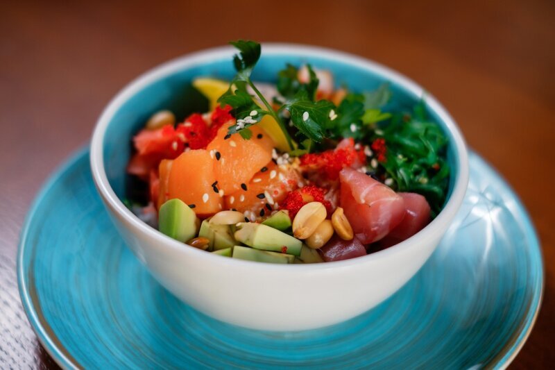 На фото гавайское блюдо - поке с лососем.